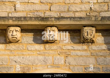 Sculptures grotesques sur le mur de la chapelle anglicane dans le vieux cimetière de Southampton Banque D'Images