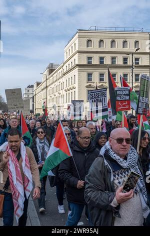 Pont de Vauxhall / Ambassade des États-Unis, Londres, Royaume-Uni. 9 mars 2024. Les manifestants de la campagne de solidarité palestinienne défilent à travers Londres jusqu'à l'ambassade des États-Unis dem Banque D'Images