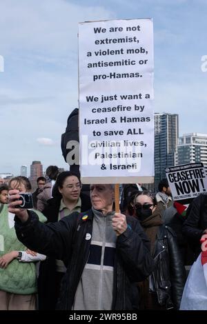 Pont de Vauxhall / Ambassade des États-Unis, Londres, Royaume-Uni. 9 mars 2024. Peter Tatchell prend un selfie tout en manifestant avec la campagne de solidarité palestinienne Banque D'Images