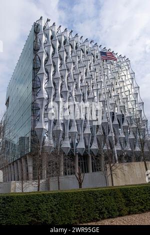 Pont de Vauxhall / Ambassade des États-Unis, Londres, Royaume-Uni. 9 mars 2024. Ambassade des États-Unis à Londres Banque D'Images