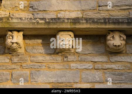 Sculptures grotesques sur le mur de la chapelle anglicane dans le vieux cimetière de Southampton Banque D'Images