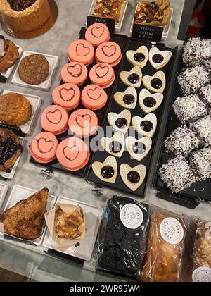 Petits gâteaux de la Saint-Valentin fraîchement cuits à la boulangerie et café Der Pioneer sur Church Avenue dans le quartier de Kensington à Brooklyn, New York. Banque D'Images