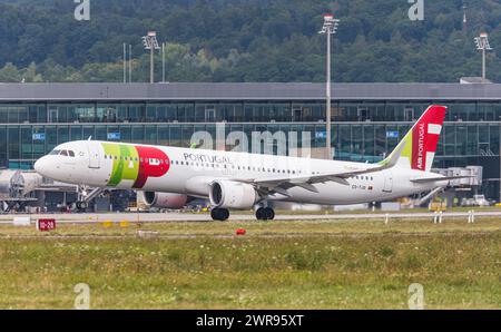 Ein Airbus A321-251NX (Airbus A321neo) von TAP Air Portugal startet vom Flughafen Zürich. Ziel Lissabon. Enregistrement CS-TJO. (Zürich, Schweiz, 17.08. Banque D'Images