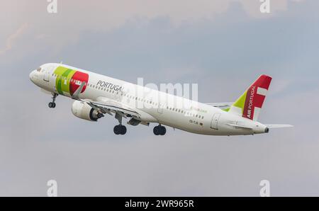 Ein Airbus A321-251NX (Airbus A321neo) von TAP Air Portugal startet vom Flughafen Zürich. Ziel Lissabon. Enregistrement CS-TJO. (Zürich, Schweiz, 17.08. Banque D'Images