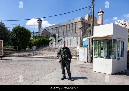 Un soldat israélien se tient devant la mosquée Abraham à Hébrom, en Palestine, le 24 mai 2014. Hébron et sa mosquée historique Abraham est l'une des sources les plus urgentes de conflit entre juifs orthodoxes et Palestiniens locaux. Banque D'Images