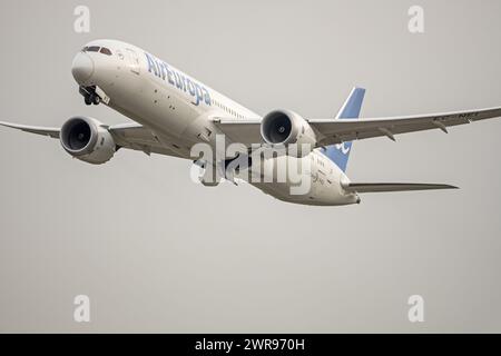 Un avion de passagers de la compagnie espagnole avec son train d'atterrissage relevé et se dirigeant vers sa destination Banque D'Images