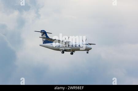 Eine ATR 42-500 von Air Corsica befindet sich im Landeanflug auf den Flughafen Zürich. Enregistrement F-HAIB. (Zürich, Schweiz, 29.08.2022) Banque D'Images