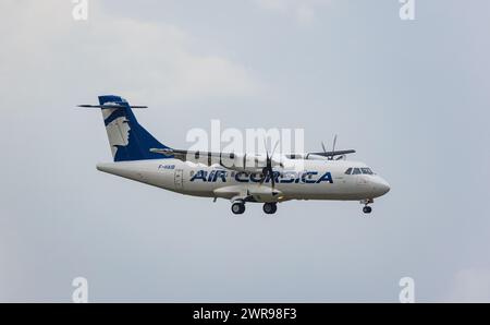 Eine ATR 42-500 von Air Corsica befindet sich im Landeanflug auf den Flughafen Zürich. Enregistrement F-HAIB. (Zürich, Schweiz, 29.08.2022) Banque D'Images