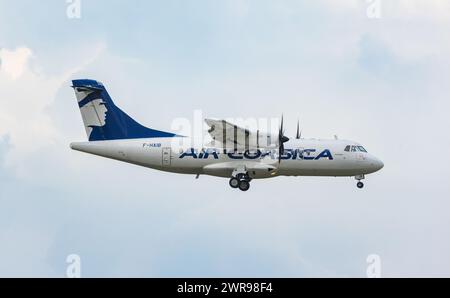 Eine ATR 42-500 von Air Corsica befindet sich im Landeanflug auf den Flughafen Zürich. Enregistrement F-HAIB. (Zürich, Schweiz, 29.08.2022) Banque D'Images