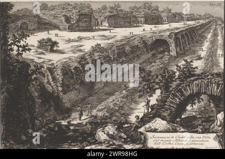 Paysage avec des bâtiments dans les collines d'Alban, Sustruzioni di Clodio nella sua Villa sul monte Alban (...) (Titre sur l'objet), deux grottes décorées au lac Albano (titre de la série), Di due spelonche orné dagli antichi alla Riva del Lago Albano (titre de la série), paysage avec des bâtiments le long d'une route, selon le titre fondations de la Villa de Clodio dans les collines d'Alban, plus tard propriété de la famille Barberini. Titre en bas à droite. Numéroté en haut à droite : Attn. IX., imprimeur : Giovanni Battista Piranesi, d'après son propre design par : Giovanni Battista Piranesi, Rome, 1762, papier, gravure Banque D'Images