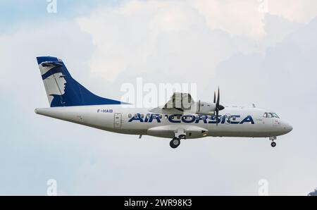 Eine ATR 42-500 von Air Corsica befindet sich im Landeanflug auf den Flughafen Zürich. Enregistrement F-HAIB. (Zürich, Schweiz, 29.08.2022) Banque D'Images