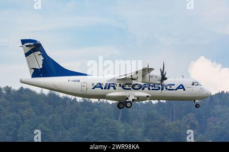 Eine ATR 42-500 von Air Corsica befindet sich im Landeanflug auf den Flughafen Zürich. Enregistrement F-HAIB. (Zürich, Schweiz, 29.08.2022) Banque D'Images