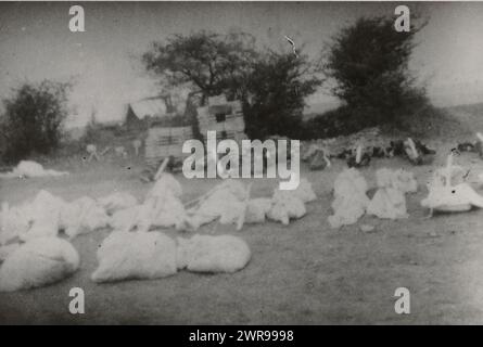 Grands sacs blancs contenant peut-être des corps de prisonniers tués, avril 1945?, camp de concentration de Buchenwald. Grands sacs blancs contenant peut-être des corps de prisonniers tués, avril 1945?, camp de concentration de Buchenwald., anonyme, Buchenwald, APR-1945, support photographique, tirage argenté gélatineux, hauteur 60 mm × largeur 90 mm, photographie Banque D'Images