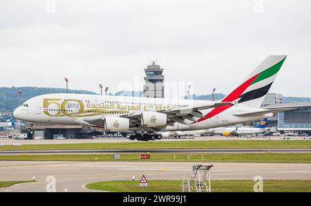 Ein Airbus A380-800 von Emirates Airlines landet auf dem Flughafen Zürich. DAS Flugzeug trägt die Sonderbemalung 'année du cinquantième'. Enregistrement Banque D'Images