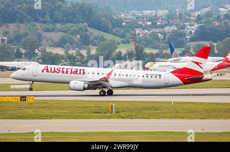 Ein Embraer 190LR von Austrian Airlines landet auf dem Flughafen Zürich. Enregistrement OE-LWD. (Zürich, Schweiz, 06.08.2022) Banque D'Images