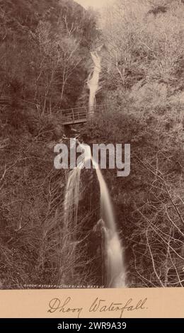 Cascade ['Dhoon Waterfall'], île de Man, Royaume-Uni, la cascade est située à Dhoon Glen, un ravin profond à trois kilomètres au nord de Laxey, île de Man., James Valentine, c. 1870 - c. 1890, papier, impression albumine, hauteur 200 mm × largeur 133 mm, hauteur 301 mm × largeur 241 mm, photographie Banque D'Images