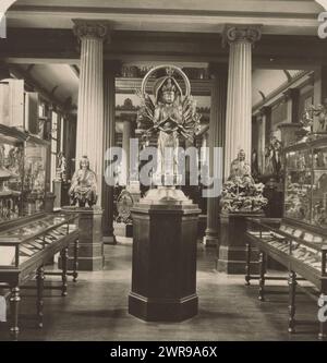 Salle avec des objets du Japon au Musée Guimet à Paris, Paris. Musée Guimet, salle japonaise (titre sur objet), Neue Photographische Gesellschaft, Musée Guimet, 1903, carton, impression argentée gélatinée, hauteur 88 mm × largeur 179 mm, stéréographe Banque D'Images
