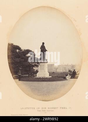 Statue de Robert Peel à Peel Park à Salford, Angleterre, Statue de Sir Robert Peel (titre sur l'objet), Alfred Brothers, Salford, c. 1863 - en 1868 ou avant, support photographique, tirage sur albumine, hauteur 242 mm × largeur 192 mm, photographie Banque D'Images