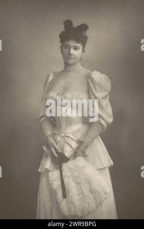 Portrait de Gertrude Elizabeth Blood, Lady Colin Campbell (titre sur objet), William & Daniel Downey, anonyme, Londres, vers 1883 - en 1893 ou avant, papier, hauteur 139 mm × largeur 93 mm, tirage photomécanique Banque D'Images