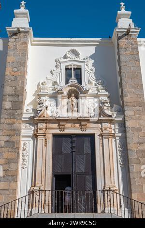 Extérieur d'un bâtiment avec homme sur le toit, l'entrée et les fenêtres Banque D'Images