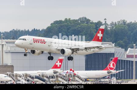 Ein Airbus A321-100 von Swiss International Airlines landet auf dem Flughafen Zürich. Enregistrement HB-IOL. (Zürich, Schweiz, 06.08.2022) Banque D'Images