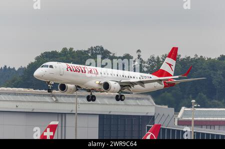 Ein Embraer 190LR von Austrian Airlines landet auf dem Flughafen Zürich. Enregistrement OE-LWD. (Zürich, Schweiz, 06.08.2022) Banque D'Images