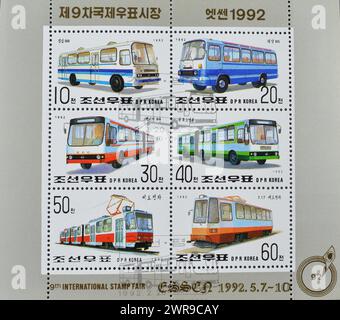 Bloc-feuillet avec timbre-poste annulé imprimé par la Corée du Nord, qui promeut l'exposition internationale des timbres - Essen - bus et tramways, vers 1992 Banque D'Images