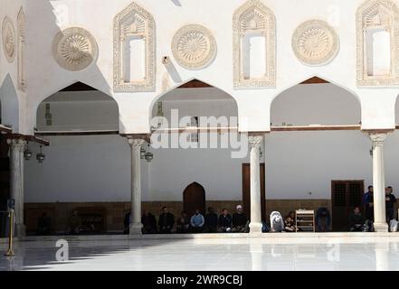 Le Caire, Égypte. 11 mars 2024. Les musulmans pratiquent le culte à la mosquée Al-Azhar pendant le Ramadan au Caire, en Égypte, le 11 mars 2024. Crédit : Wang Dongzhen/Xinhua/Alamy Live News Banque D'Images