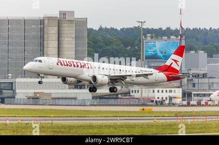 Ein Embraer 190LR von Austrian Airlines landet auf dem Flughafen Zürich. Enregistrement OE-LWD. (Zürich, Schweiz, 06.08.2022) Banque D'Images