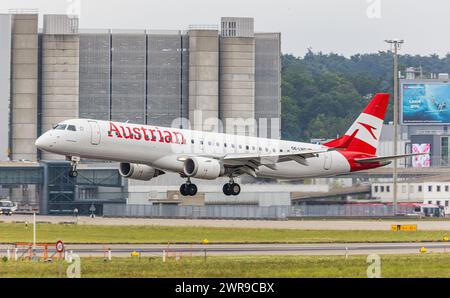 Ein Embraer 190LR von Austrian Airlines landet auf dem Flughafen Zürich. Enregistrement OE-LWD. (Zürich, Schweiz, 06.08.2022) Banque D'Images