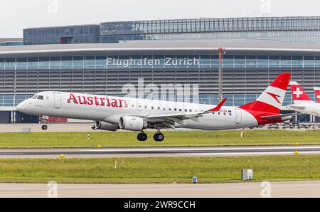 Ein Embraer 190LR von Austrian Airlines landet auf dem Flughafen Zürich. Enregistrement OE-LWD. (Zürich, Schweiz, 06.08.2022) Banque D'Images