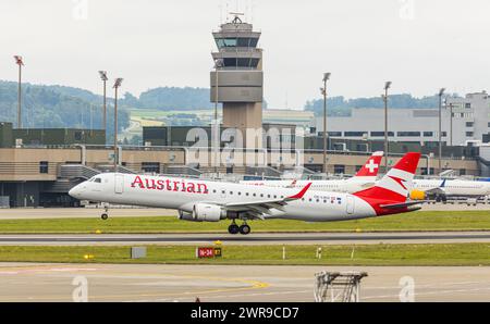 Ein Embraer 190LR von Austrian Airlines landet auf dem Flughafen Zürich. Enregistrement OE-LWD. (Zürich, Schweiz, 06.08.2022) Banque D'Images