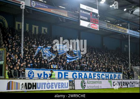 Doetinchem, Nederland. 11 mars 2024. DOETINCHEM, 11-03-2024, Stadium de Vijverberg, football, Néerlandais Eredivisie, saison 2023/2024, match entre de Graafschap et Jong Ajax. Supporters de de Graafschap crédit : Pro Shots/Alamy Live News Banque D'Images