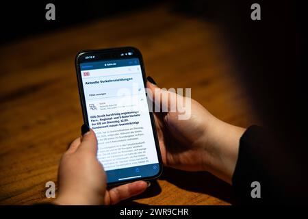 Eine person erkundigt sich in der App der Bahn DB über den Streik der GDL. Es ist der erste kurzfristig angekündigte Streik der Gewerkschaft GDL, welcher vom 11. bis 12. März 2024 stattfindet. GDL Streik *** Une personne s'enquiert de la grève GDL dans l'application Bahn DB C'est la première grève annoncée à court terme par le syndicat GDL, qui aura lieu du 11 au 12 mars 2024 grève GDL Banque D'Images