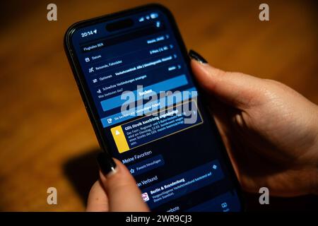 Eine person erkundigt sich in der App der Bahn DB über den Streik der GDL. Es ist der erste kurzfristig angekündigte Streik der Gewerkschaft GDL, welcher vom 11. bis 12. März 2024 stattfindet. GDL Streik *** Une personne s'enquiert de la grève GDL dans l'application Bahn DB C'est la première grève annoncée à court terme par le syndicat GDL, qui aura lieu du 11 au 12 mars 2024 grève GDL Banque D'Images