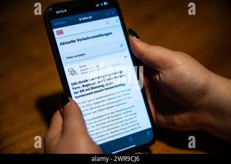 Eine person erkundigt sich in der App der Bahn DB über den Streik der GDL. Es ist der erste kurzfristig angekündigte Streik der Gewerkschaft GDL, welcher vom 11. bis 12. März 2024 stattfindet. GDL Streik *** Une personne s'enquiert de la grève GDL dans l'application Bahn DB C'est la première grève annoncée à court terme par le syndicat GDL, qui aura lieu du 11 au 12 mars 2024 grève GDL Banque D'Images