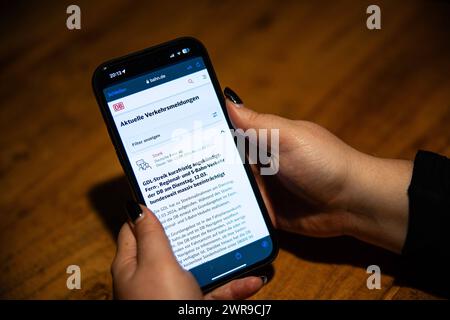 Eine person erkundigt sich in der App der Bahn DB über den Streik der GDL. Es ist der erste kurzfristig angekündigte Streik der Gewerkschaft GDL, welcher vom 11. bis 12. März 2024 stattfindet. GDL Streik *** Une personne s'enquiert de la grève GDL dans l'application Bahn DB C'est la première grève annoncée à court terme par le syndicat GDL, qui aura lieu du 11 au 12 mars 2024 grève GDL Banque D'Images