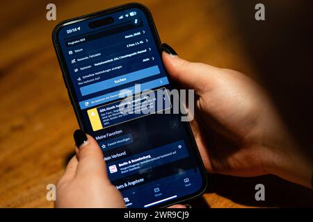 Eine person erkundigt sich in der App der Bahn DB über den Streik der GDL. Es ist der erste kurzfristig angekündigte Streik der Gewerkschaft GDL, welcher vom 11. bis 12. März 2024 stattfindet. GDL Streik *** Une personne s'enquiert de la grève GDL dans l'application Bahn DB C'est la première grève annoncée à court terme par le syndicat GDL, qui aura lieu du 11 au 12 mars 2024 grève GDL Banque D'Images