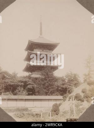 Vue de la pagode Toji à Kyoto, Japon, cette photo fait partie d'un album., Kusakabe Kimbei, Kyoto, v. 1890 - en 1903 ou avant, papier, tirage albumine, hauteur 274 mm × largeur 214 mm, photographie Banque D'Images