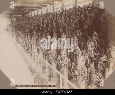 Statues en bois de la déesse Kannon dans le temple Sanjusangen-do à Kyoto, Japon, cette photo fait partie d'un album., anonyme, Kyoto, v. 1890 - en 1903 ou avant, papier, impression albumine, hauteur 215 mm × largeur 275 mm, photographie Banque D'Images