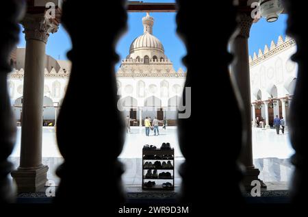 Le Caire, Égypte. 11 mars 2024. Des musulmans sont vus à la mosquée Al-Azhar pendant le Ramadan au Caire, en Égypte, le 11 mars 2024. Crédit : Sui Xiankai/Xinhua/Alamy Live News Banque D'Images