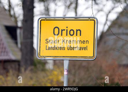 Kremmen, Allemagne. 11 mars 2024. Le panneau du quartier d'Orion, qui appartient à la ville de Kremmen. Crédit : Soeren Stache/dpa/Alamy Live News Banque D'Images