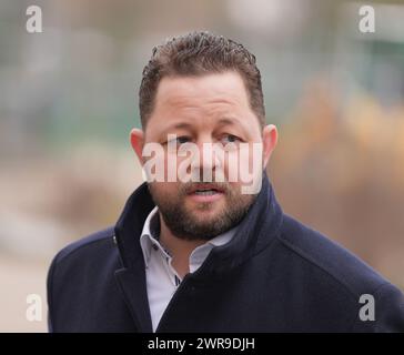 Kremmen, Allemagne. 11 mars 2024. Le maire du Kremen, Sebastian Busse (CDU), photographié lors de la visite du ministre des Affaires étrangères Baerbock à l'école Goethe. Crédit : Soeren Stache/dpa/Alamy Live News Banque D'Images