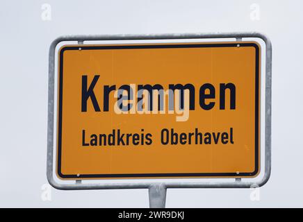 Kremmen, Allemagne. 11 mars 2024. Le panneau à l'entrée de la ville. Crédit : Soeren Stache/dpa/Alamy Live News Banque D'Images