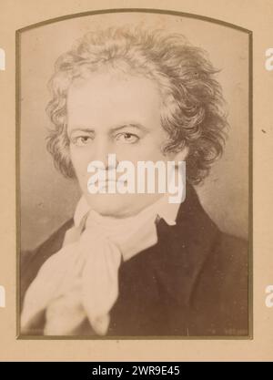 Reproduction photographique d'un portrait peint de Ludwig van Beethoven, anonyme, après peinture par : Anonymous, éditeur : J.M. Schalekamp & M.J. Parson, pays-Bas, 1870 - 1900, carton, tirage à l'albumen, hauteur 265 mm × largeur 192 mm, photographie Banque D'Images