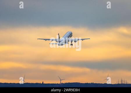 Flugzeug beim Start. REGISTRIERUNG : LZ-LAJ, MARABU AIRLINES, AIRBUS A320-200. Flughafen Stuttgart am frühen Morgen. Flugzeuge werden oft weiter verkauft. Dieser 18 Jahre alter Flieger Hat Bereits zum zehnte Male den Besitzer gewechselt. // Stuttgart, Baden-Württemberg, Deutschland, 10.03.2024 *** appareils au décollage immatriculés LZ LAJ, MARABU AIRLINES, AIRBUS A320 200 Aéroport de Stuttgart en début de matinée, des appareils sont souvent vendus sur cet appareil de 18 ans a déjà changé de mains pour la dixième fois Stuttgart, Baden Württemberg, Allemagne, 10 03 2024 Banque D'Images