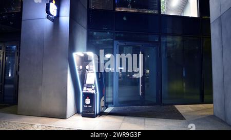 Varsovie, Pologne. 6 mars 2024. Vue nocturne de l'entrée du siège de PKO Bank Polski. Vue sur atm PKO Bank Polski. Banque D'Images