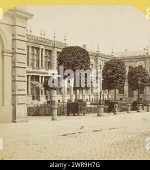 Kurhaus in Bad Homburg, Germany, Hombourg (Hesse-Hombourg), le kursaal, vu de la rue, façade principale (titre sur objet), Allemagne (titre de la série sur objet), Hippolyte Jouvin, Homburg, 1860 - 1865, carton, impression albumine, hauteur 86 mm × largeur 177 mm, stéréographe Banque D'Images