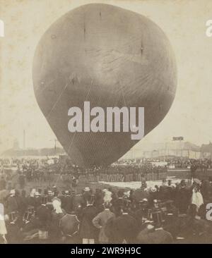 Le ballon géant de Nadar 'le géant' est enfermé à Amsterdam, le 14 septembre 1865, ascension du ballon à air chaud de Nadar 'le géant' le 14 septembre 1865 (titre sur objet), Pieter Oosterhuis, (attribué à), Amsterdam, 14-Sep-1865, carton, impression albumine, hauteur 84 mm × largeur 176 mm, stéréographe Banque D'Images