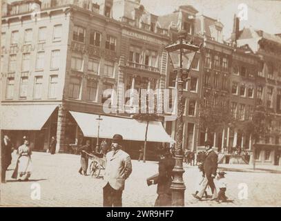 Vue du coin de Paleisstraat et Nieuwezijds Voorburgwal à Amsterdam, vue du coin de Paleisstraat et Nieuwezijds Voorburgwal à Amsterdam. Hotel Palais Royal au coin., anonyme, Gerrit van Arkel, (cercle de), Amsterdam, c. 1895 - avant 1896, papier baryta, hauteur 82 mm × largeur 111 mm, hauteur 100 mm × largeur 130 mm, photographie Banque D'Images